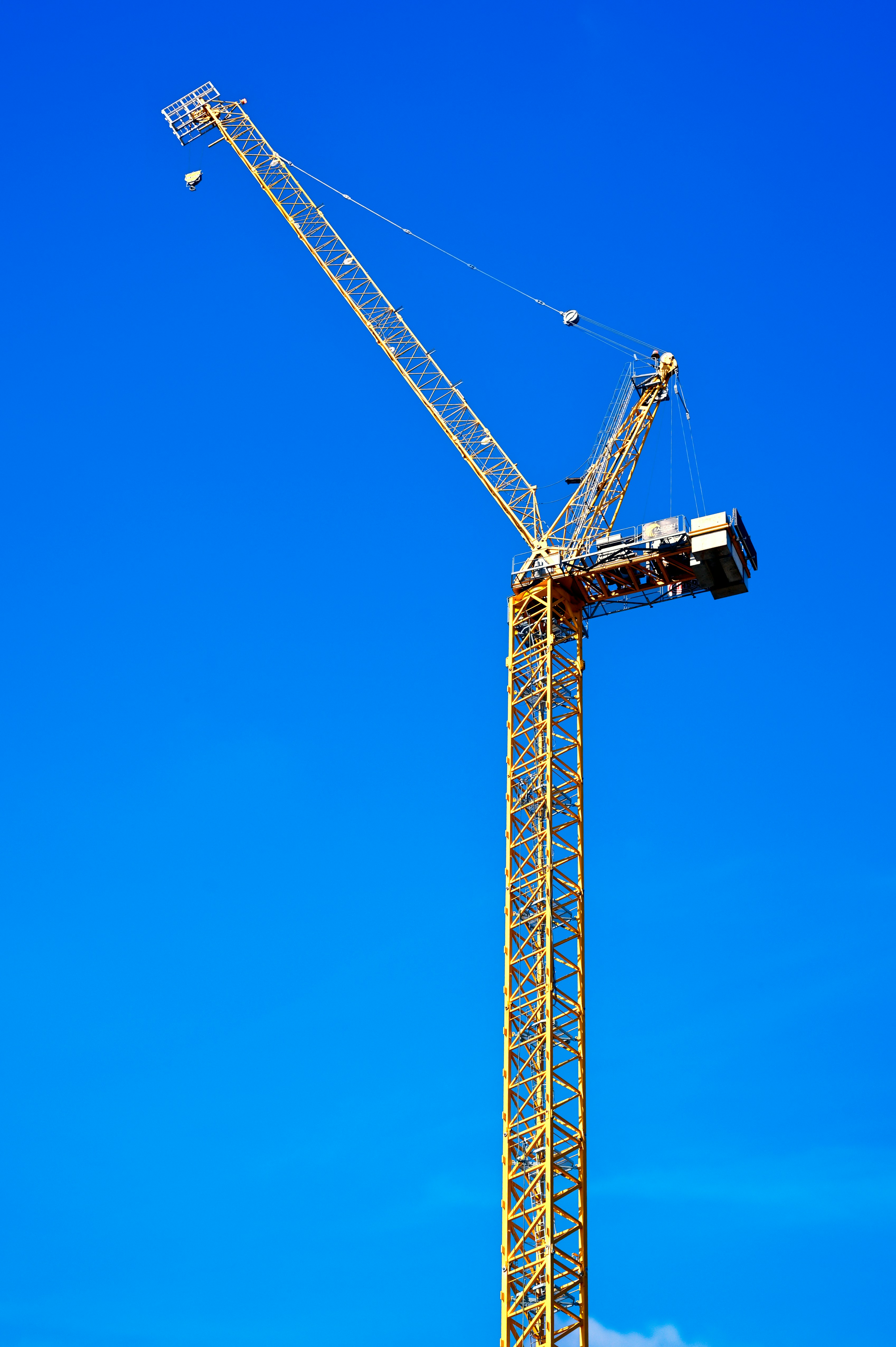 Cranes and heavy lift operations for oversized machinery